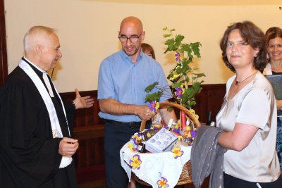 Ein Korb voller guter Wünsche, Erinnerungen und Geschenke zum Abschied Ein Korb voller Geschenke zum Abschied