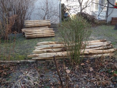 Der neue Zaun wartet im Garten Der neue Zaun wartet im Garten